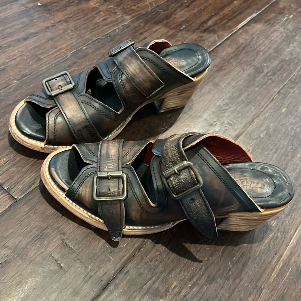 LIKE NEW Caprice FreeBird Sandals. Size 9.